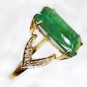 Anel com pedra Natural Jade e Diamantes em Ouro 18K